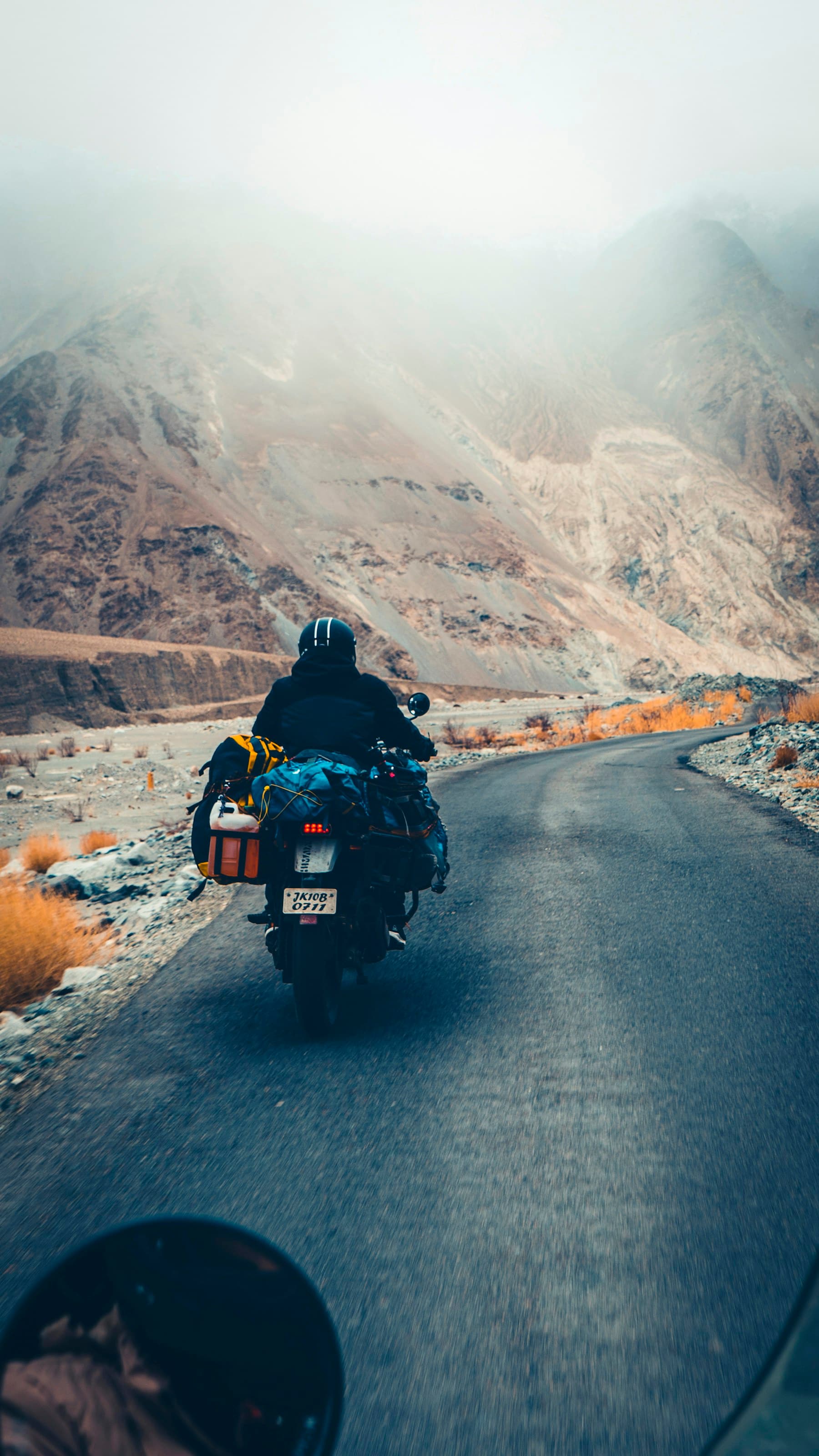 Motocicletă adventure pe un drum montan