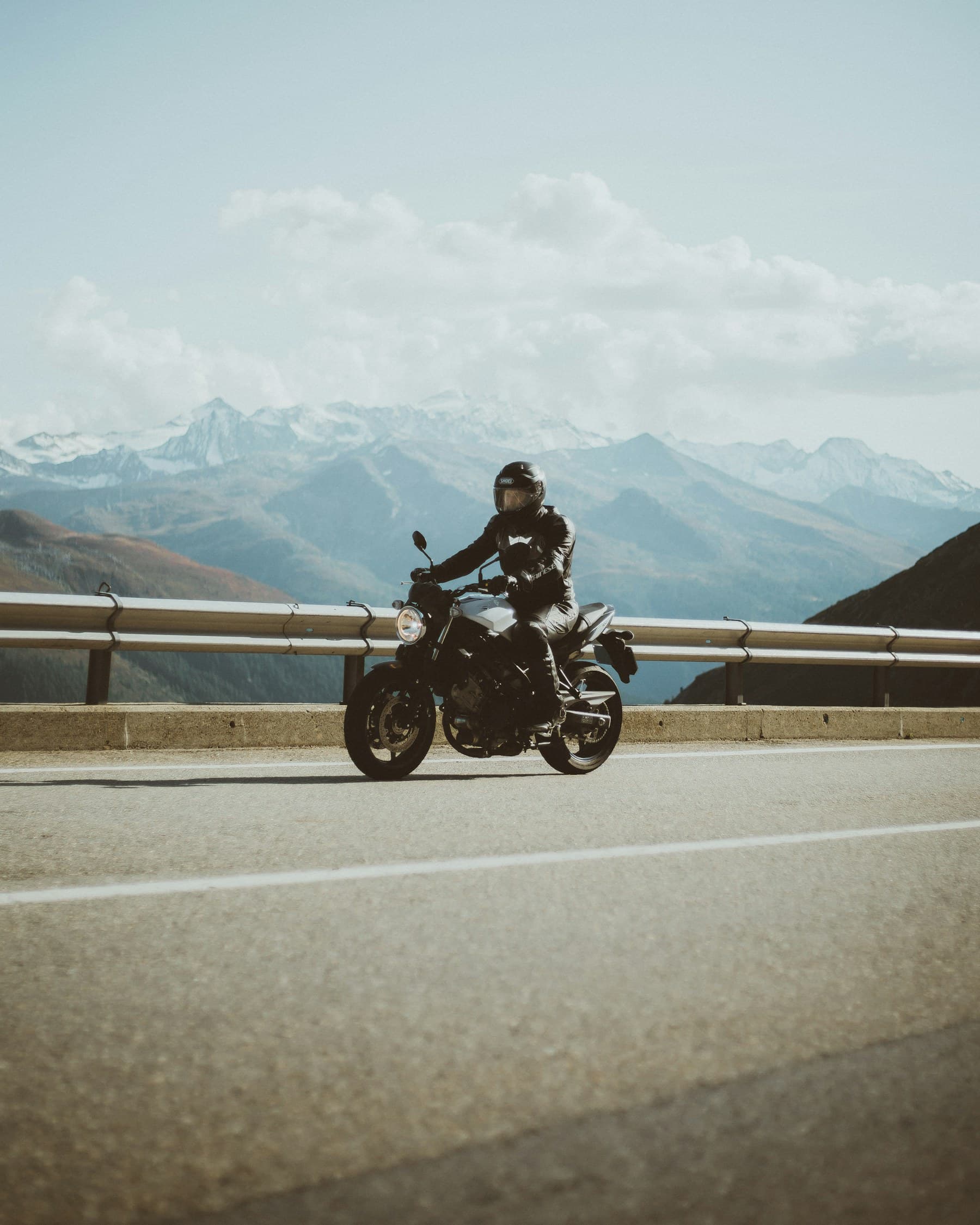Imagine editorială despre cum planifici un weekend moto
