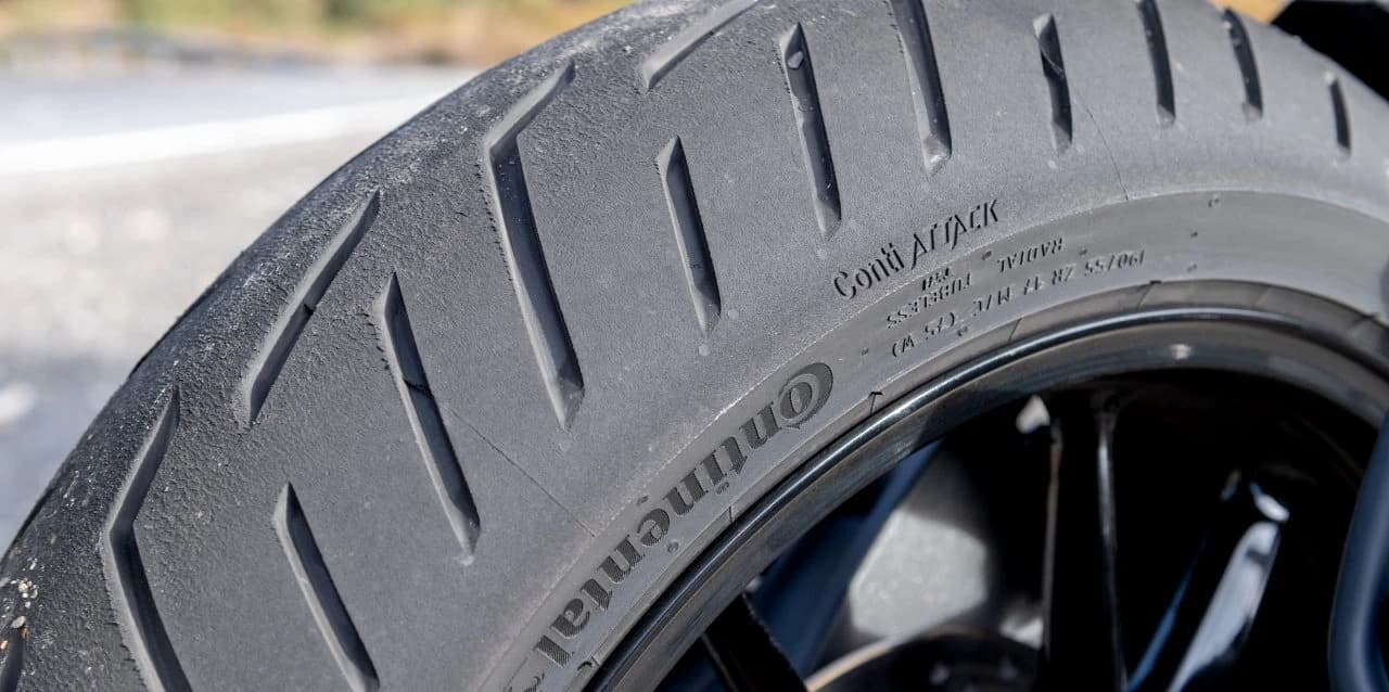 motocicletă sport touring cu anvelopă de șosea pe asfalt uscat