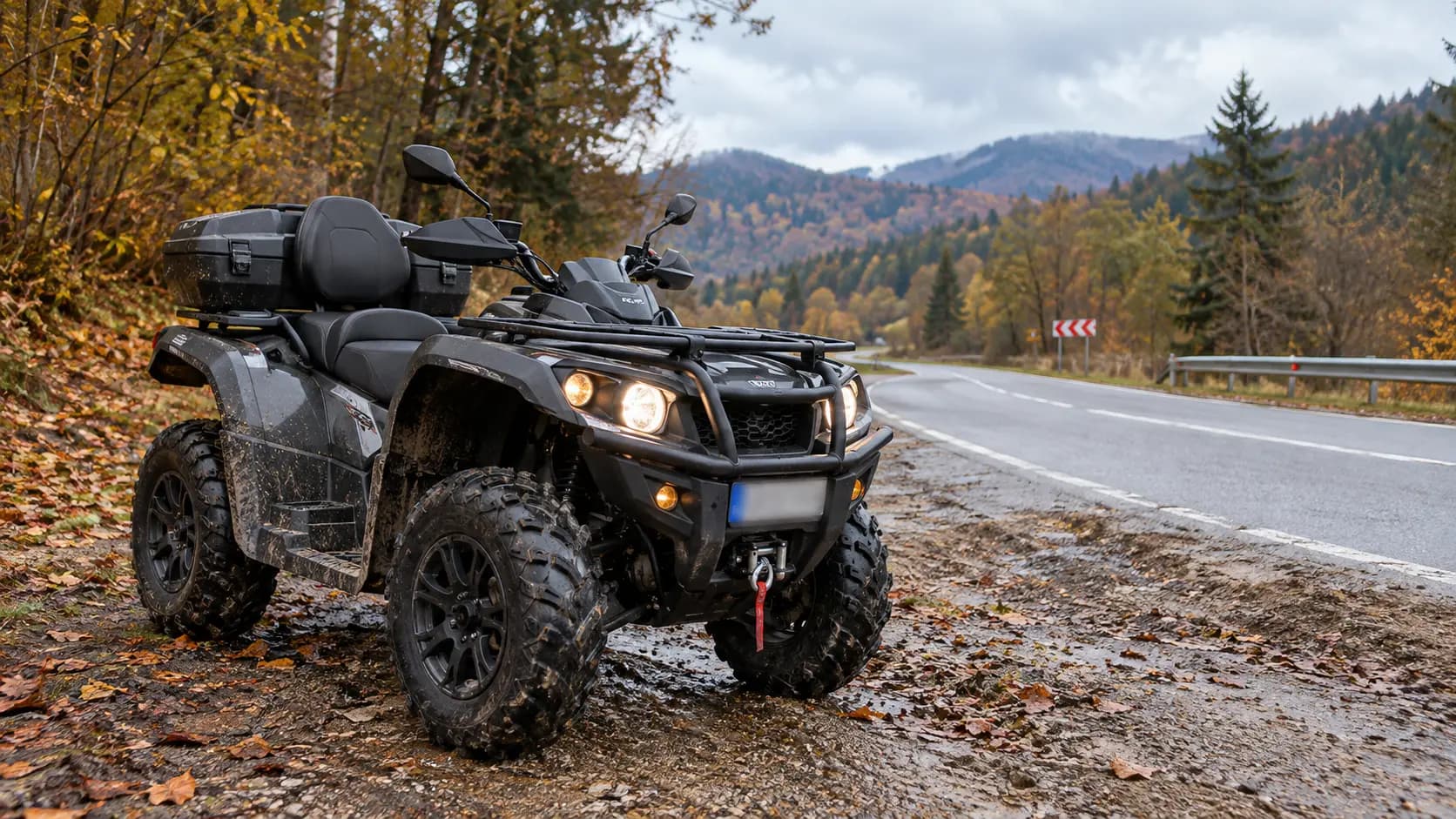 ATV cu lumini aprinse oprit lângă un drum rural de munte toamna
