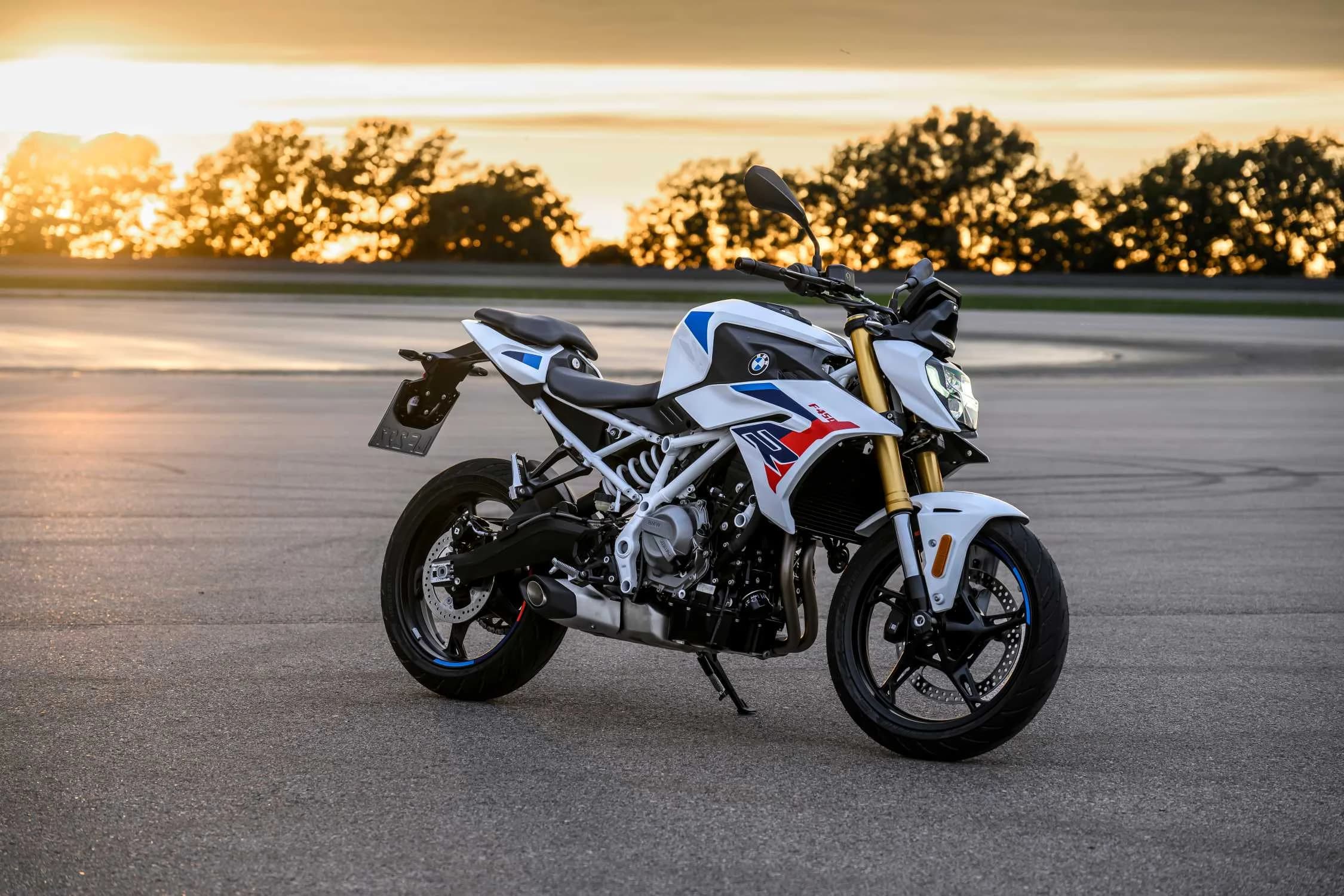 BMW F 450 R M Sport albă și albastră, fotografiată pe un circuit asfaltat