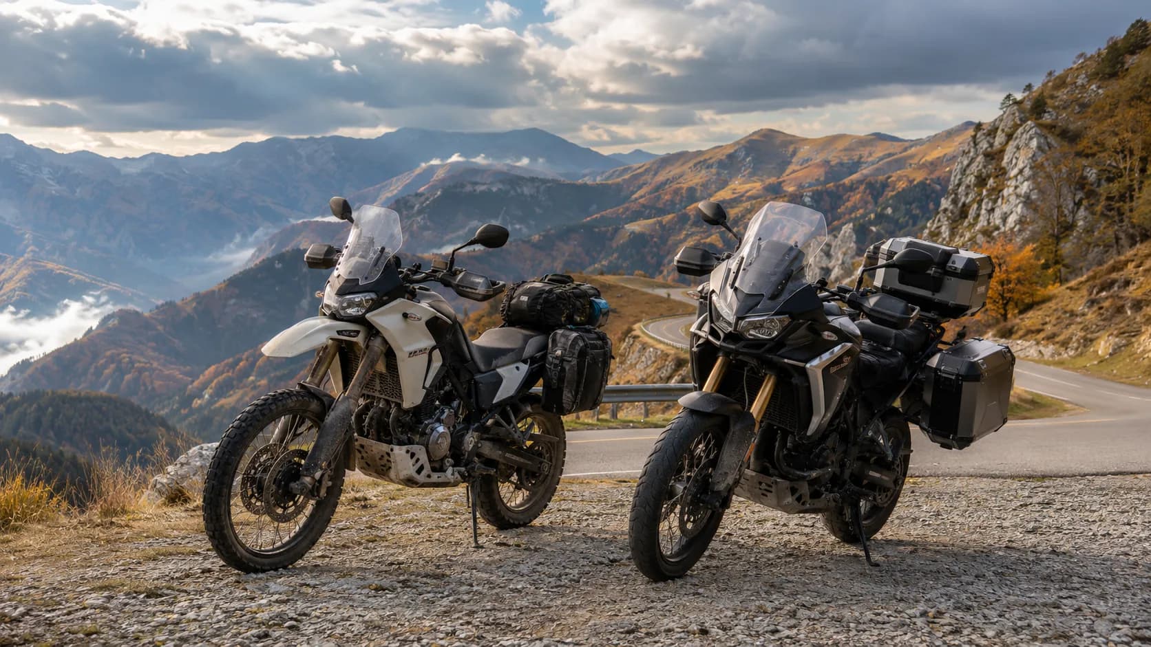 Două motociclete adventure pe un drum de munte toamna