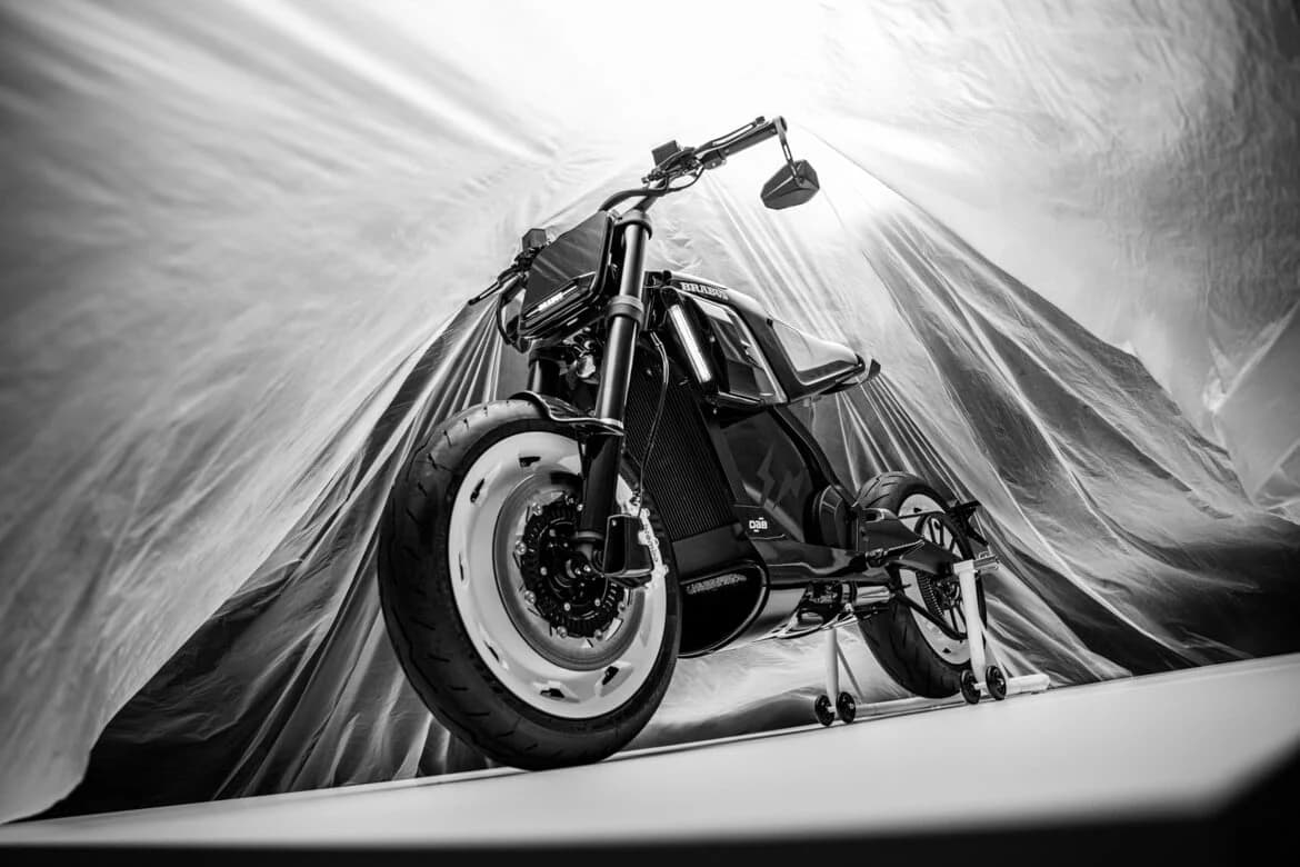 Motocicleta electrică BRABUS Urban E Fragment Edition în configurație alb-negru