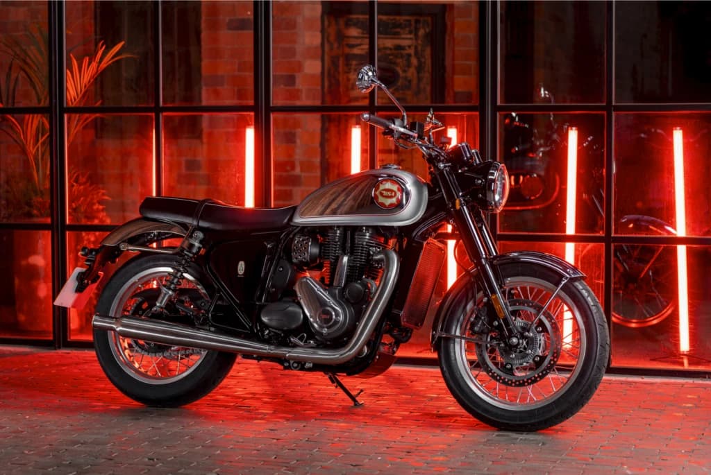 BSA Gold Star 650 într-un finisaj Silver Sheen, fotografiată pe pagina oficială BSA