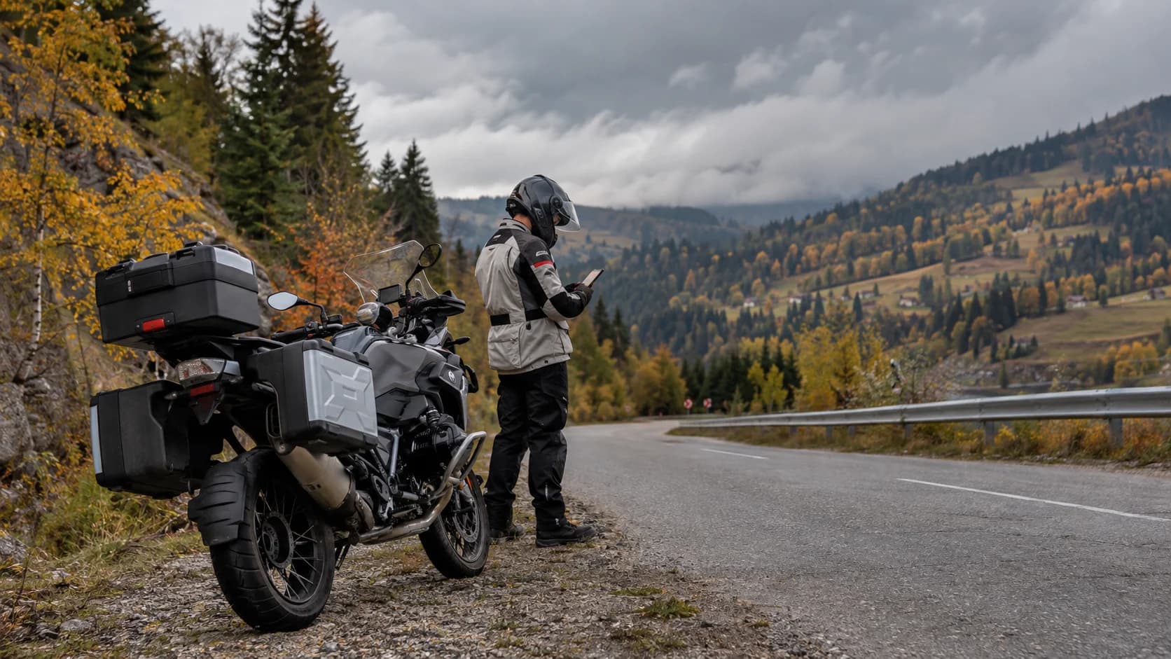 Motocicletă touring oprită pe un drum de munte din Bucovina în lumină de toamnă