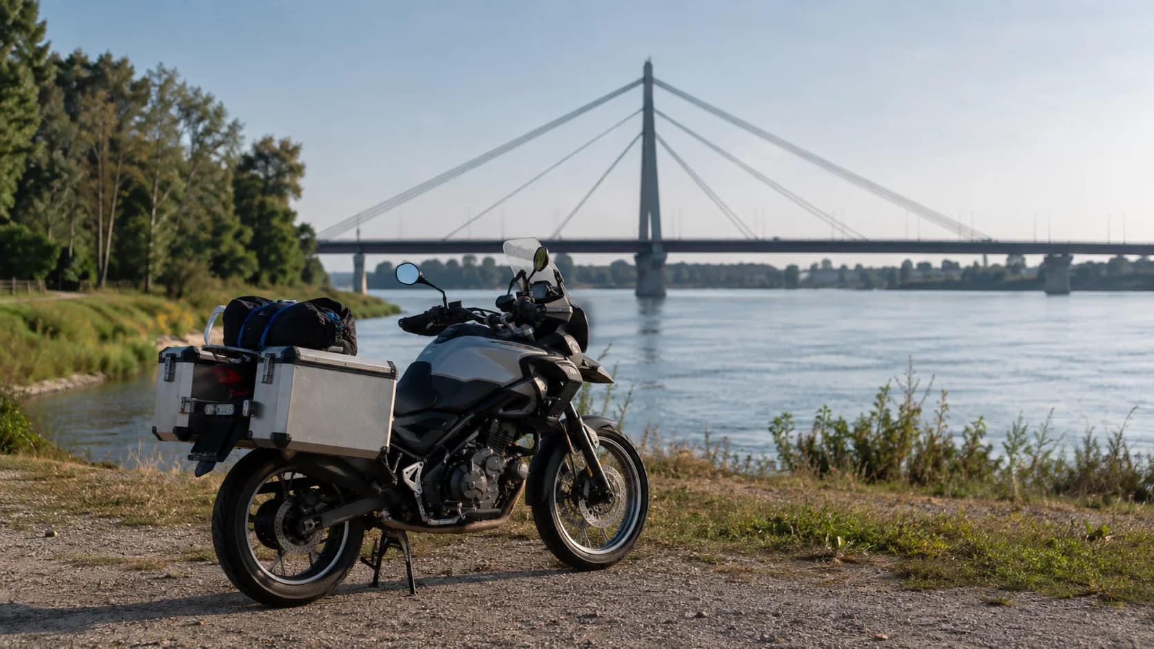 Motocicletă touring oprită pe malul Dunării înainte de trecerea spre Bulgaria