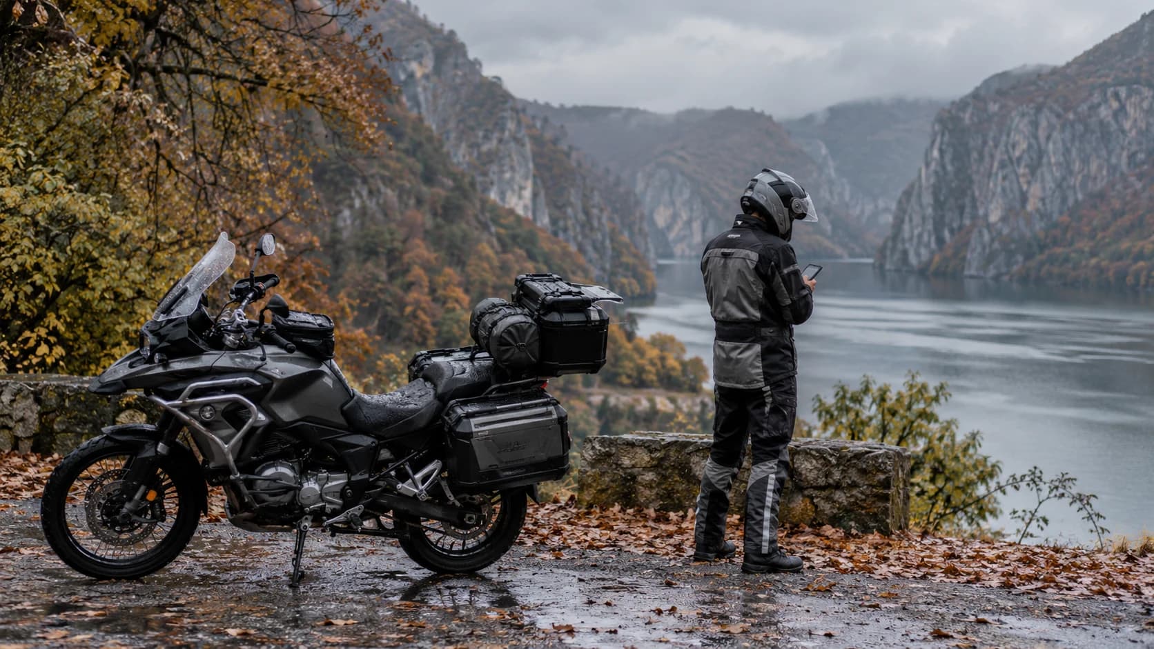 motocicletă touring oprită lângă Dunăre pe vreme ploioasă de toamnă