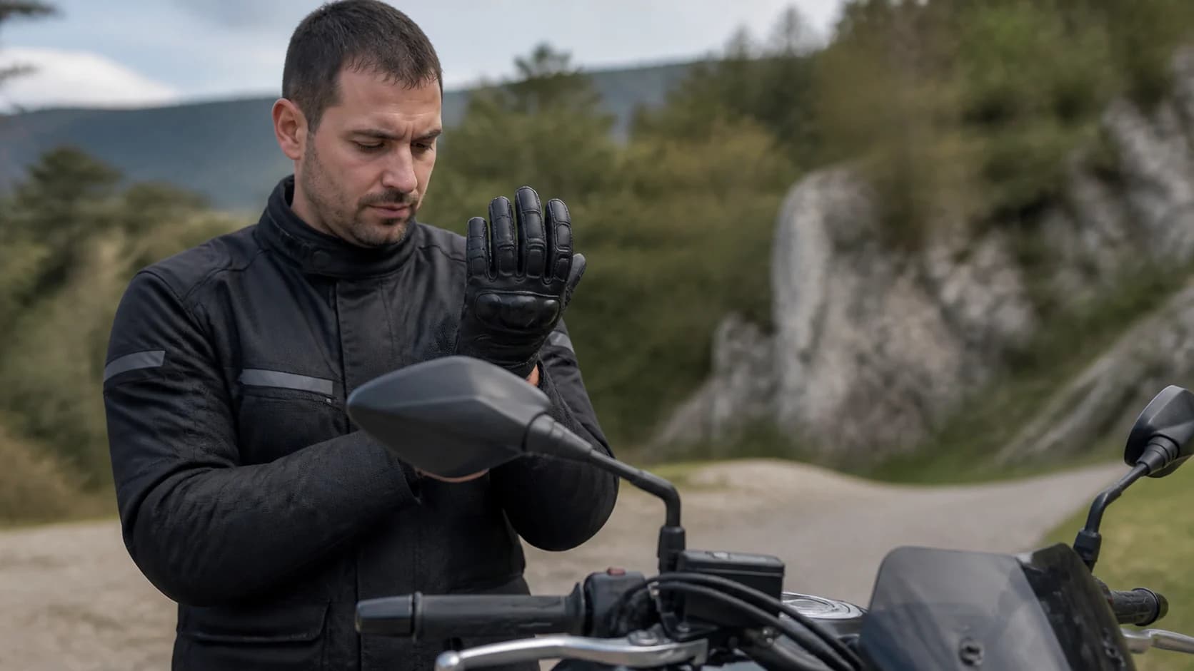 Imagine editorială despre motocicletă pentru cuplu și pasager
