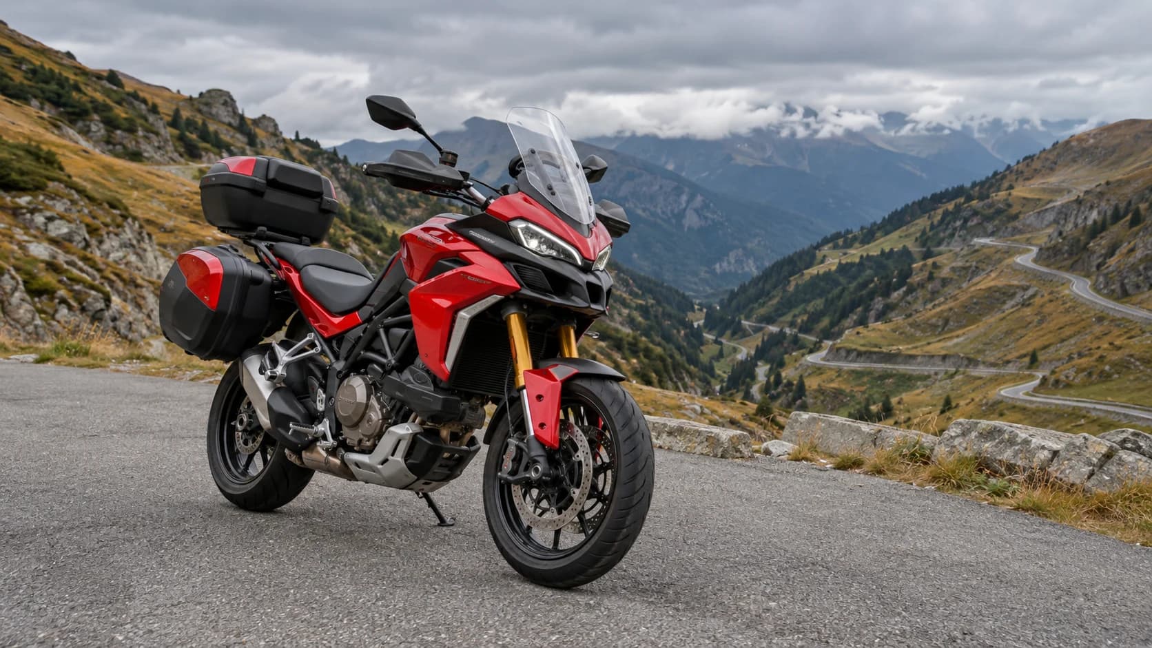motocicletă sport touring roșie pe drum montan din România