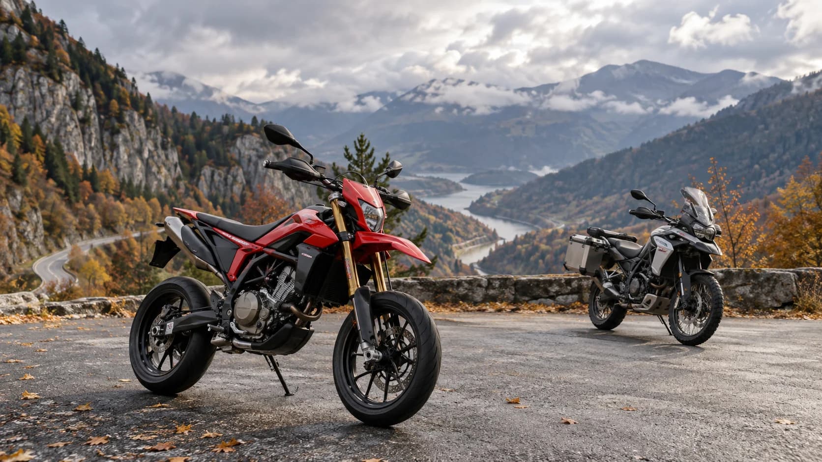 motocicletă supermoto roșie și motocicletă adventure pe un drum montan de toamnă