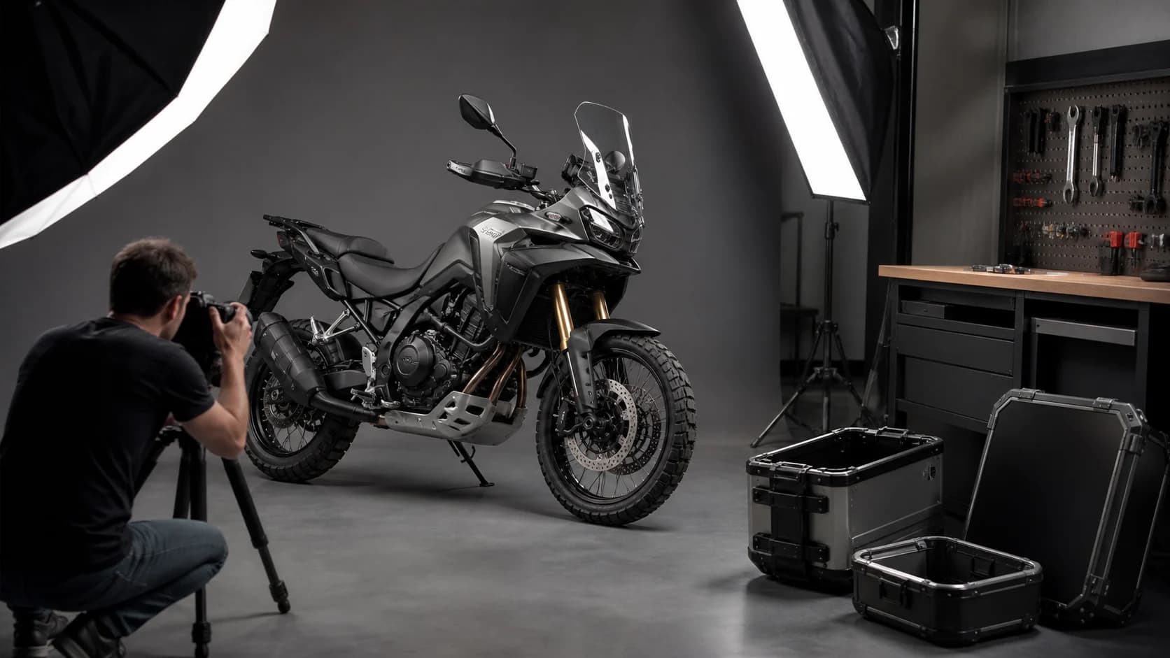 Fotograf realizând imagini de studio unei motociclete de aventură