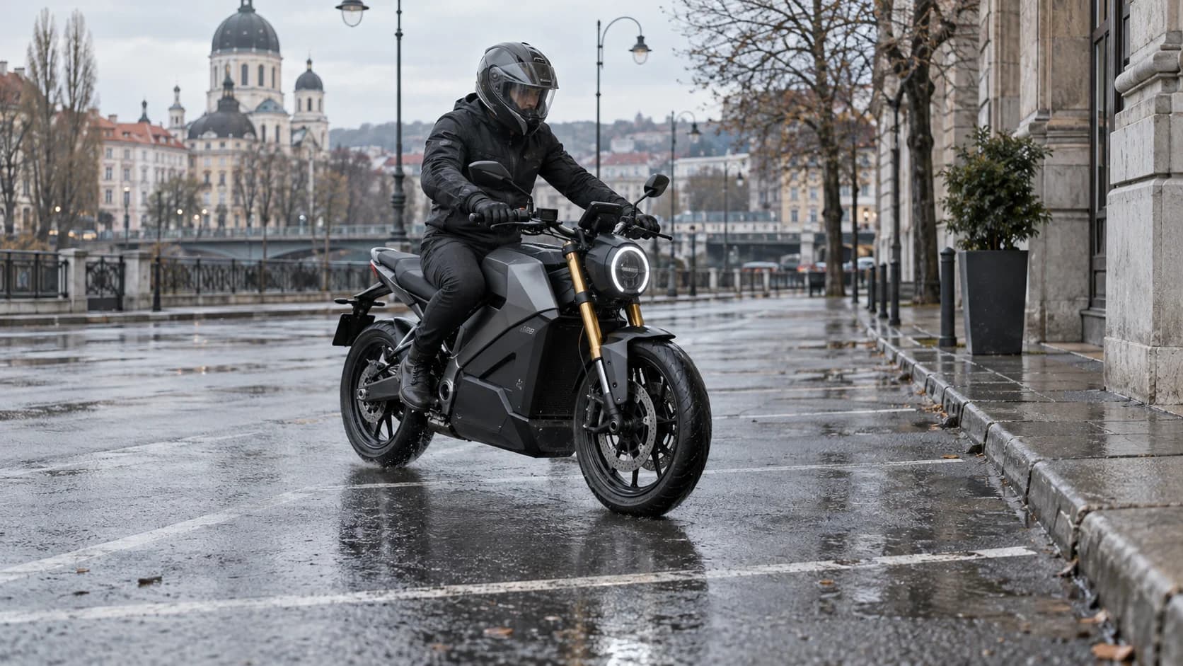 motocicletă electrică rulând încet pe asfalt ud într-un oraș european