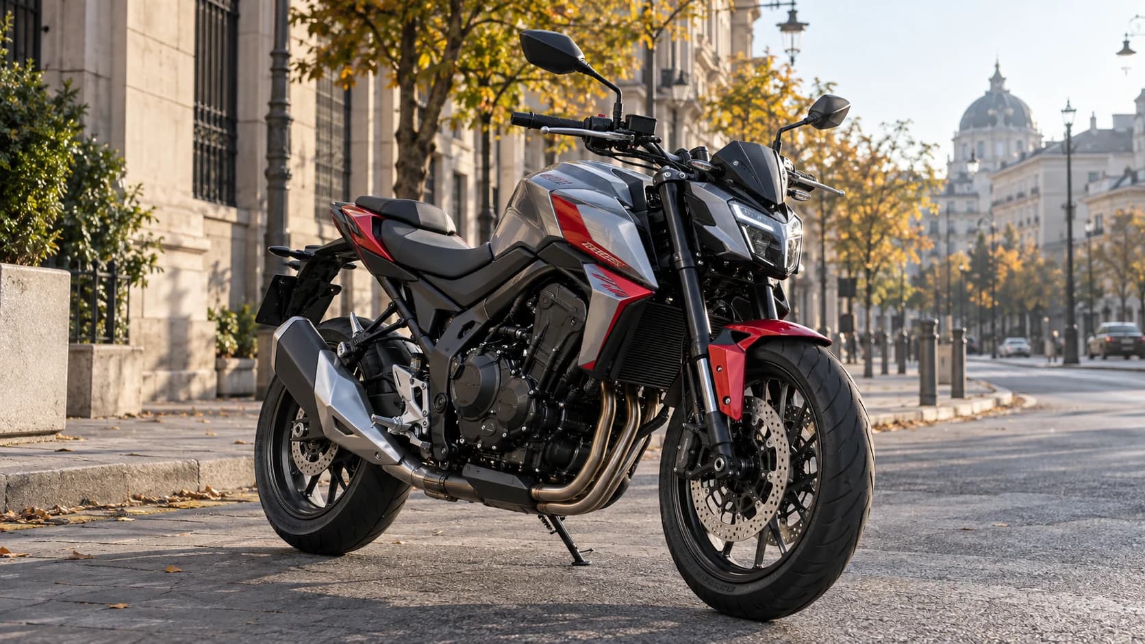 Motocicletă naked modernă parcată pe un bulevard urban într-o dimineață de toamnă