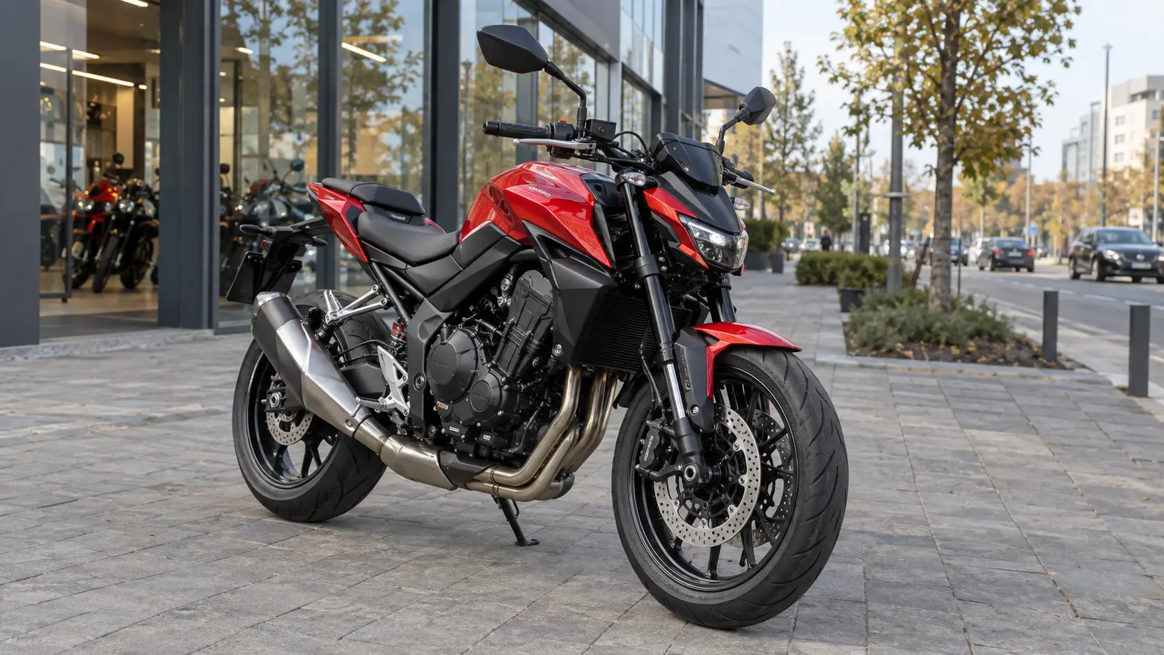 Motocicletă naked roșie parcată în fața unui showroom urban