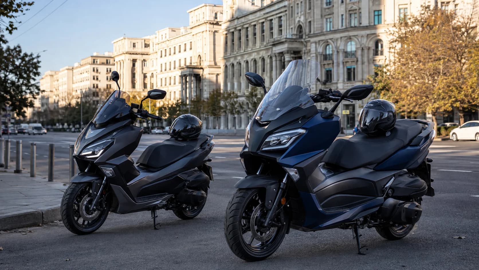 Două maxi-scutere parcate pe un bulevard din București dimineața