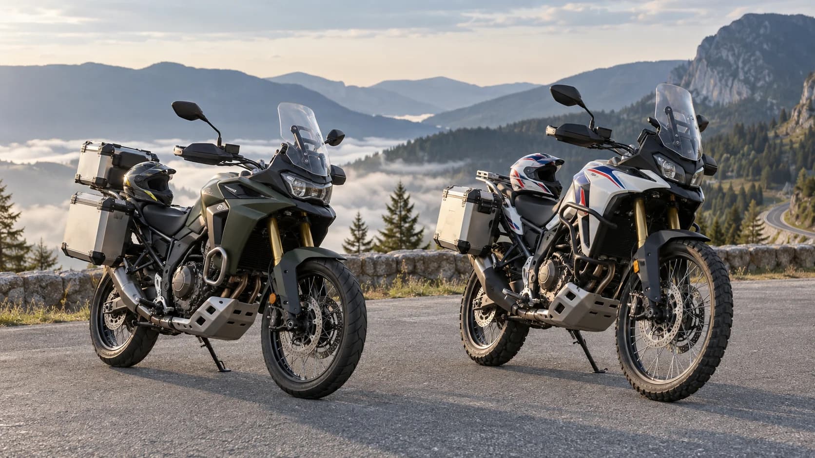 Două motociclete adventure touring parcate pe un drum montan la răsărit