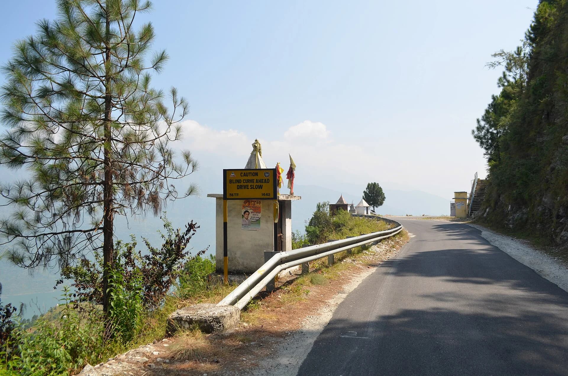 Parapet metalic pe o curbă rutieră, imagine contextuală pentru noile reguli italiene privind protecția motocicliștilor
