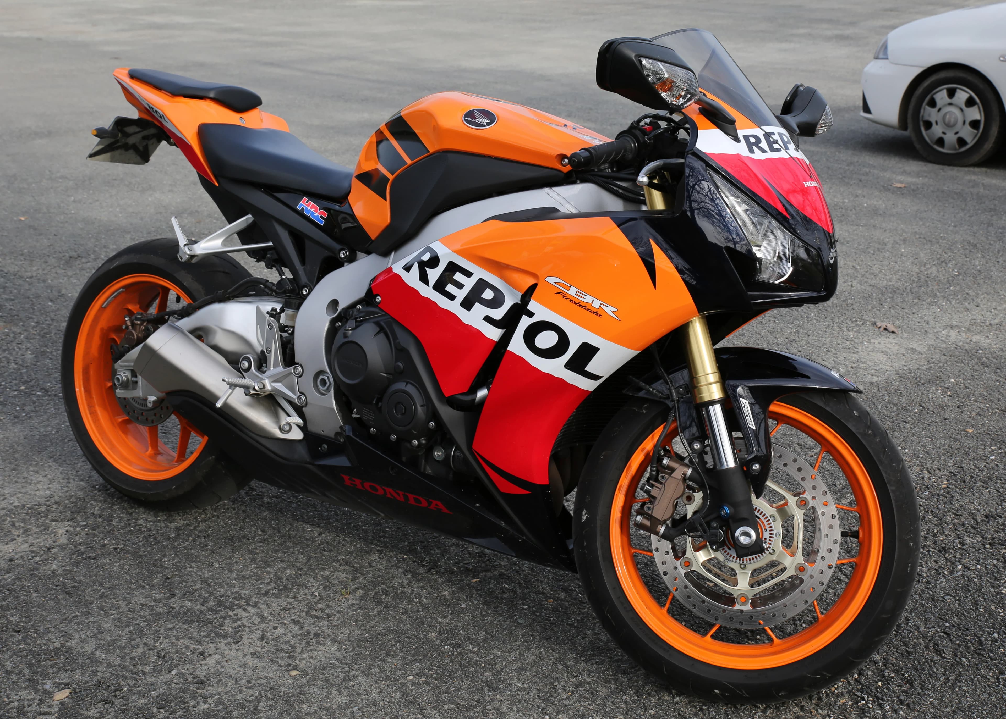 Honda CBR1000RR Fireblade Repsol Edition din 2013, motocicletă sport cu carenaj în culorile Honda Repsol