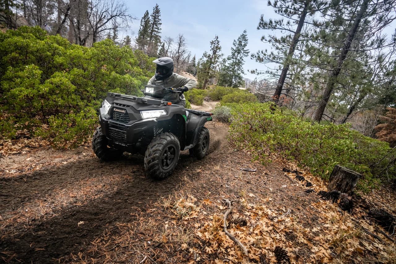 Kawasaki Brute Force 750 din gama ATV 2027, fotografiat într-un decor forestier