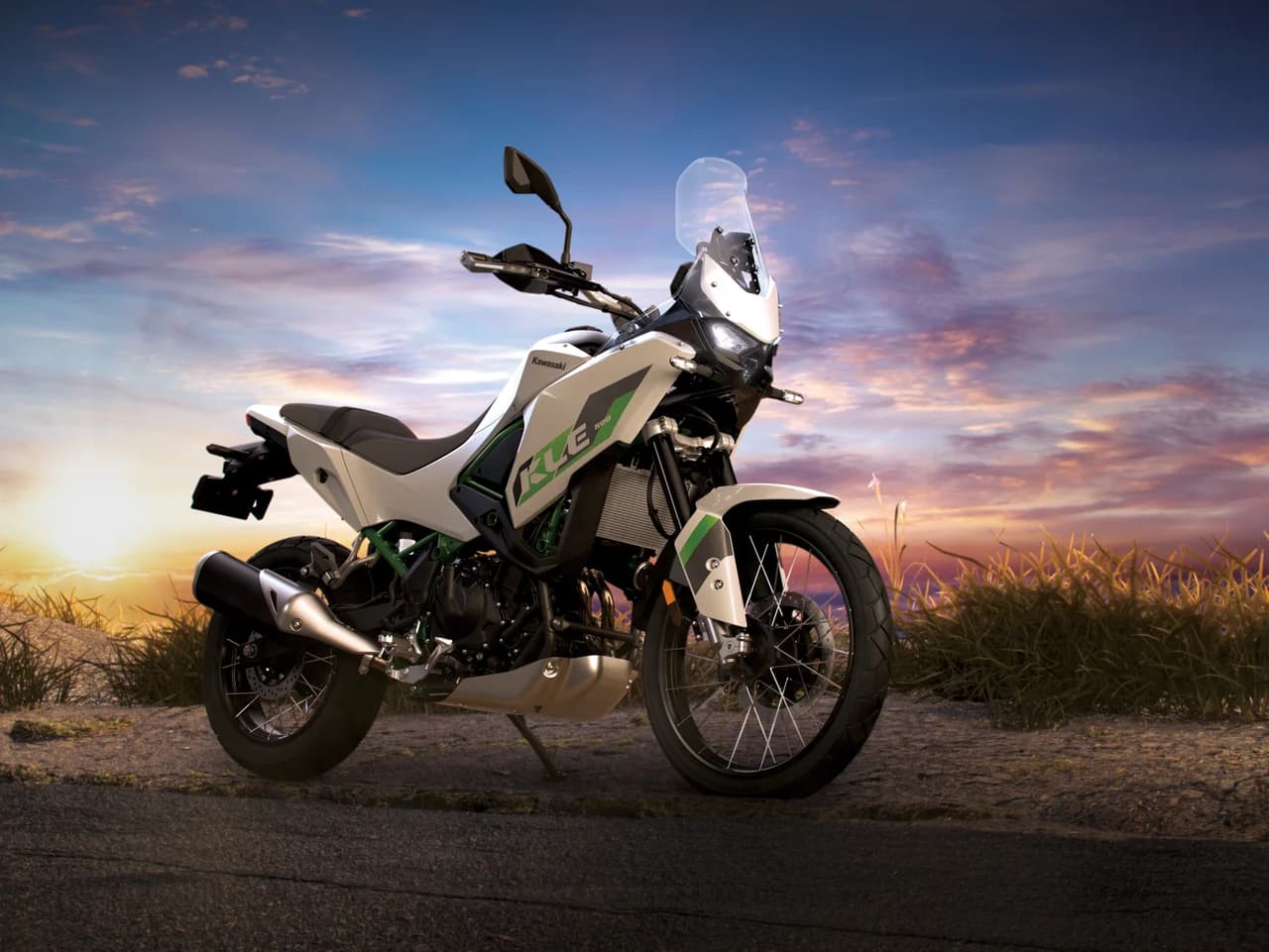 Kawasaki KLE500 SE Smartride 2027 albă, fotografiată din lateral pe un drum forestier