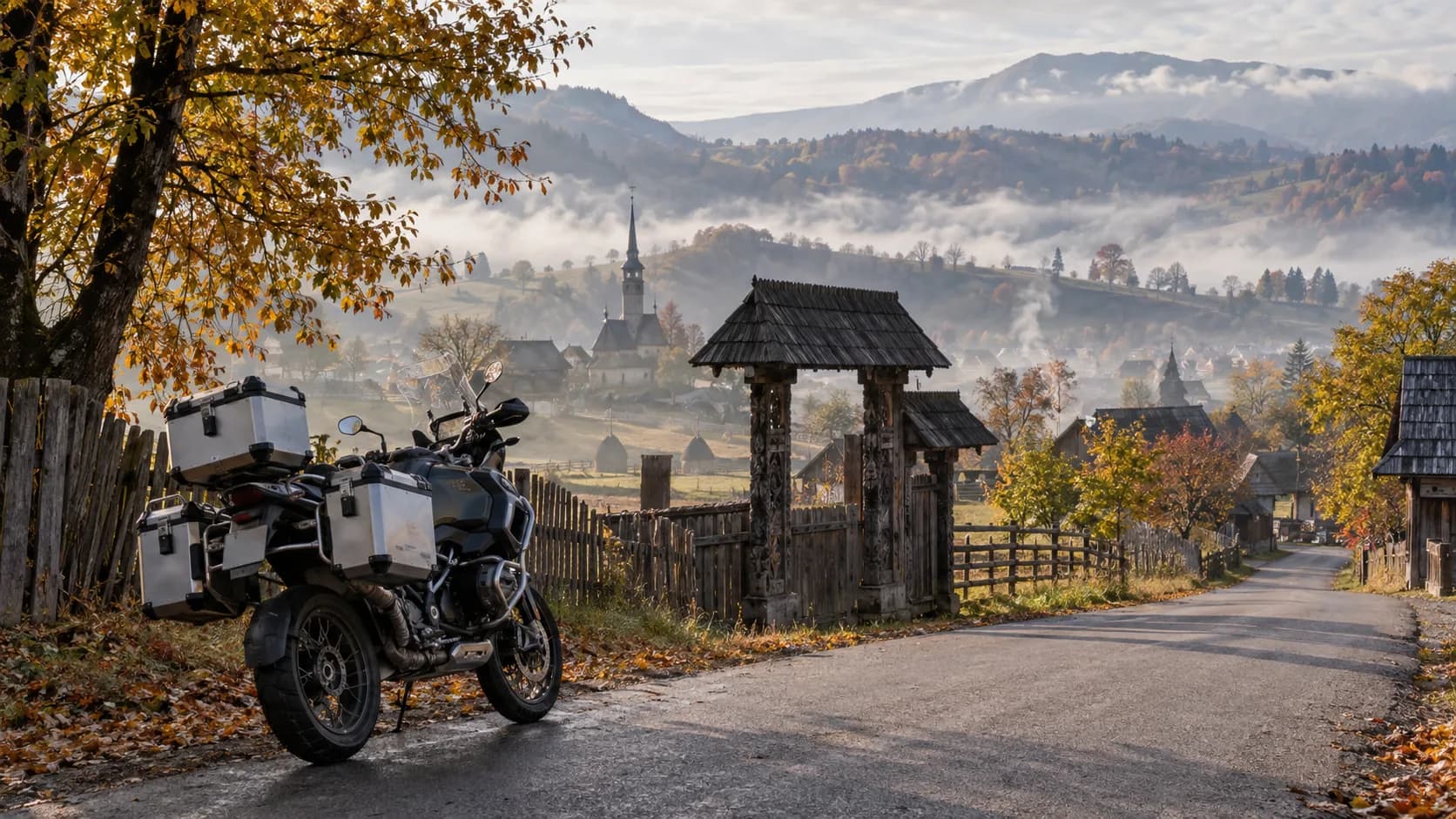 Motocicletă touring pe un drum de toamnă din Maramureș