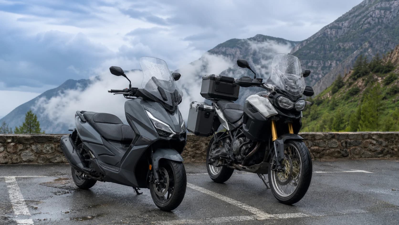 Imagine editorială despre maxi-scuter sau motocicletă touring