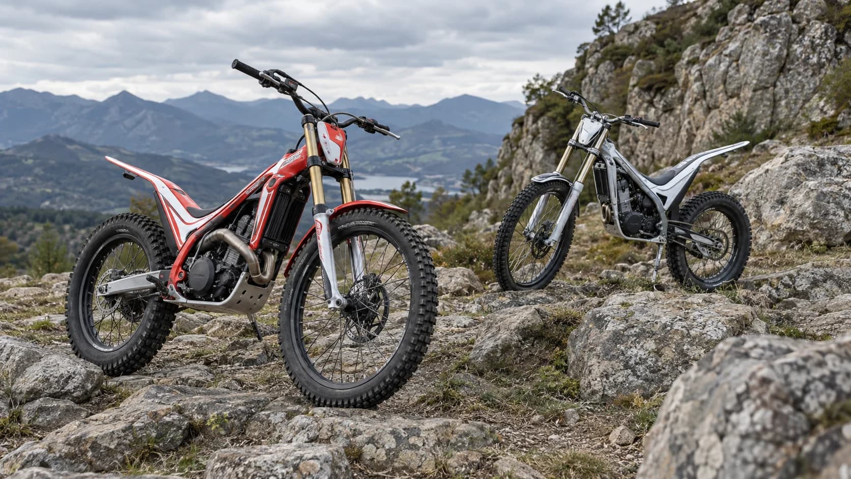 Două motociclete de trial fără sigle pe teren stâncos de antrenament