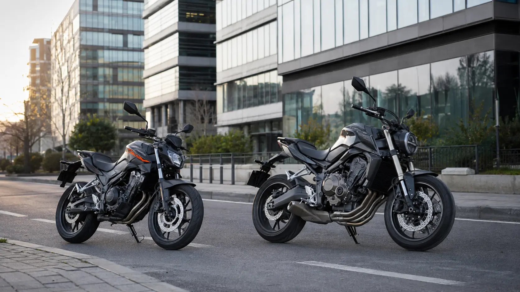 Două motociclete naked generice de dimensiuni diferite într-o zonă urbană