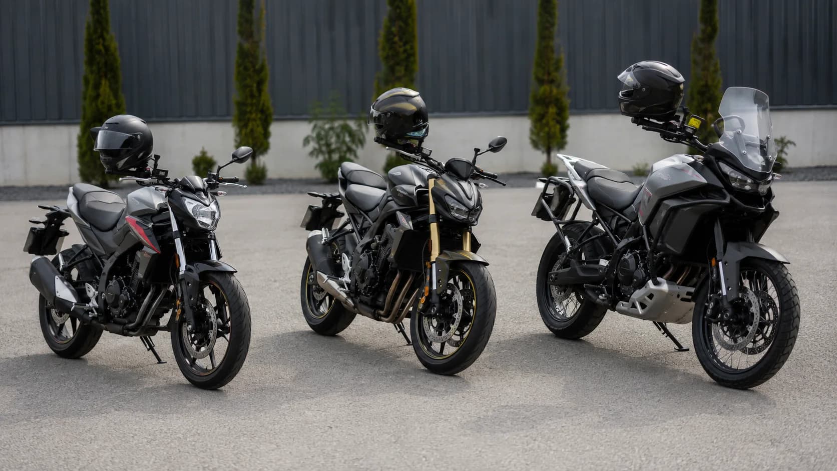 Trei motociclete de clase diferite pregătite pentru alegerea unui model compatibil A2