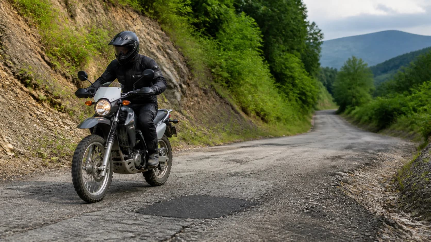Imagine editorială despre motocicletă pentru drumuri proaste: criterii reale