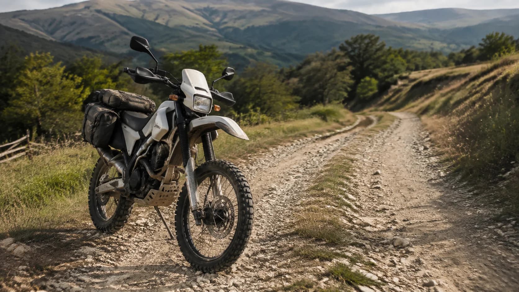 Motocicletă dual-sport fără sigle pe un drum pietruit din zona de deal