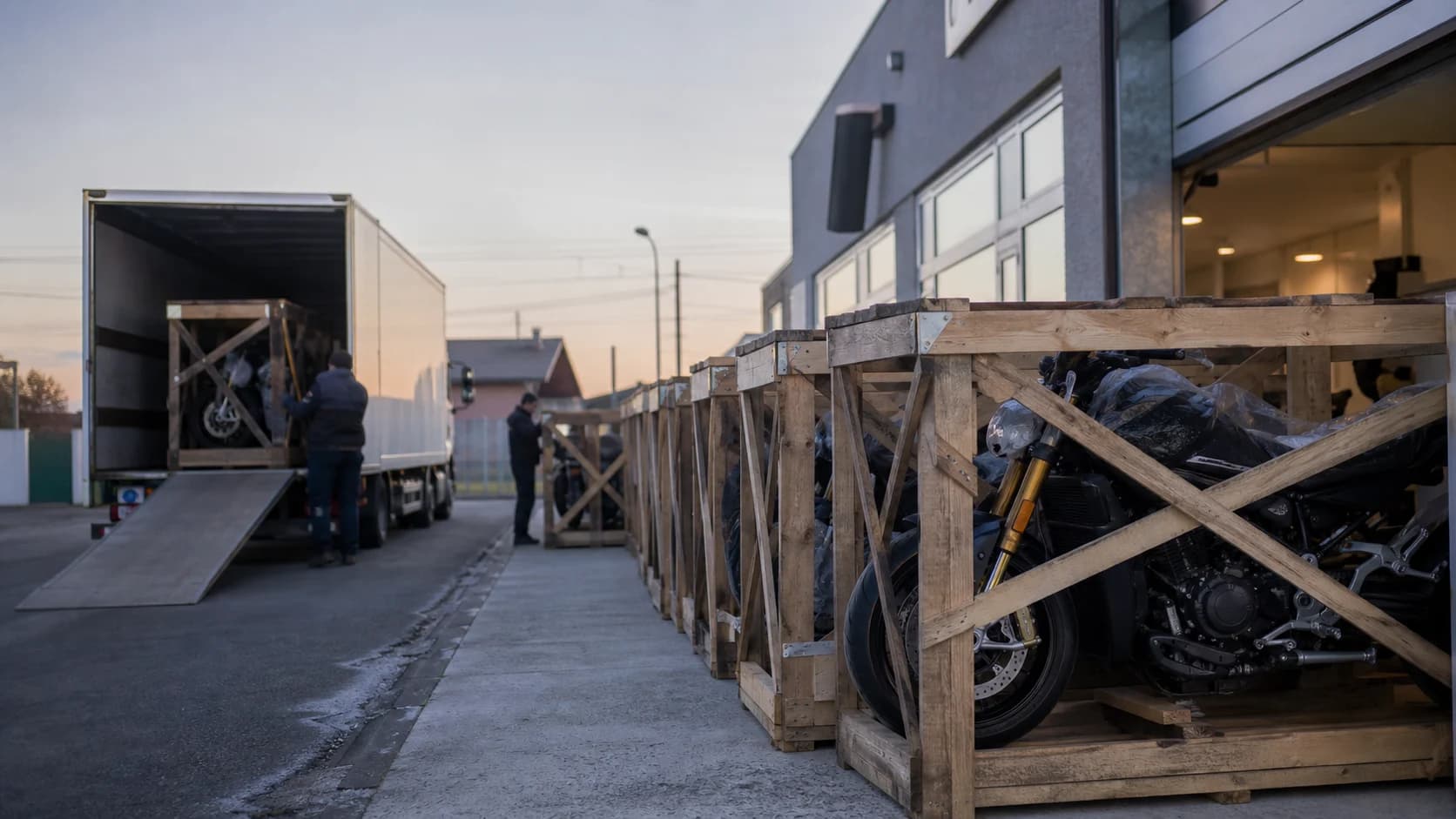Motociclete noi în lăzi la sosirea într-un dealer local