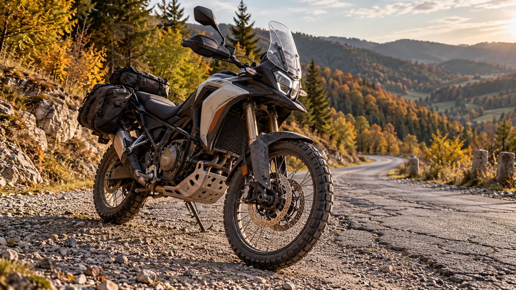 motocicletă adventure pe drum secundar românesc cu bagaje laterale