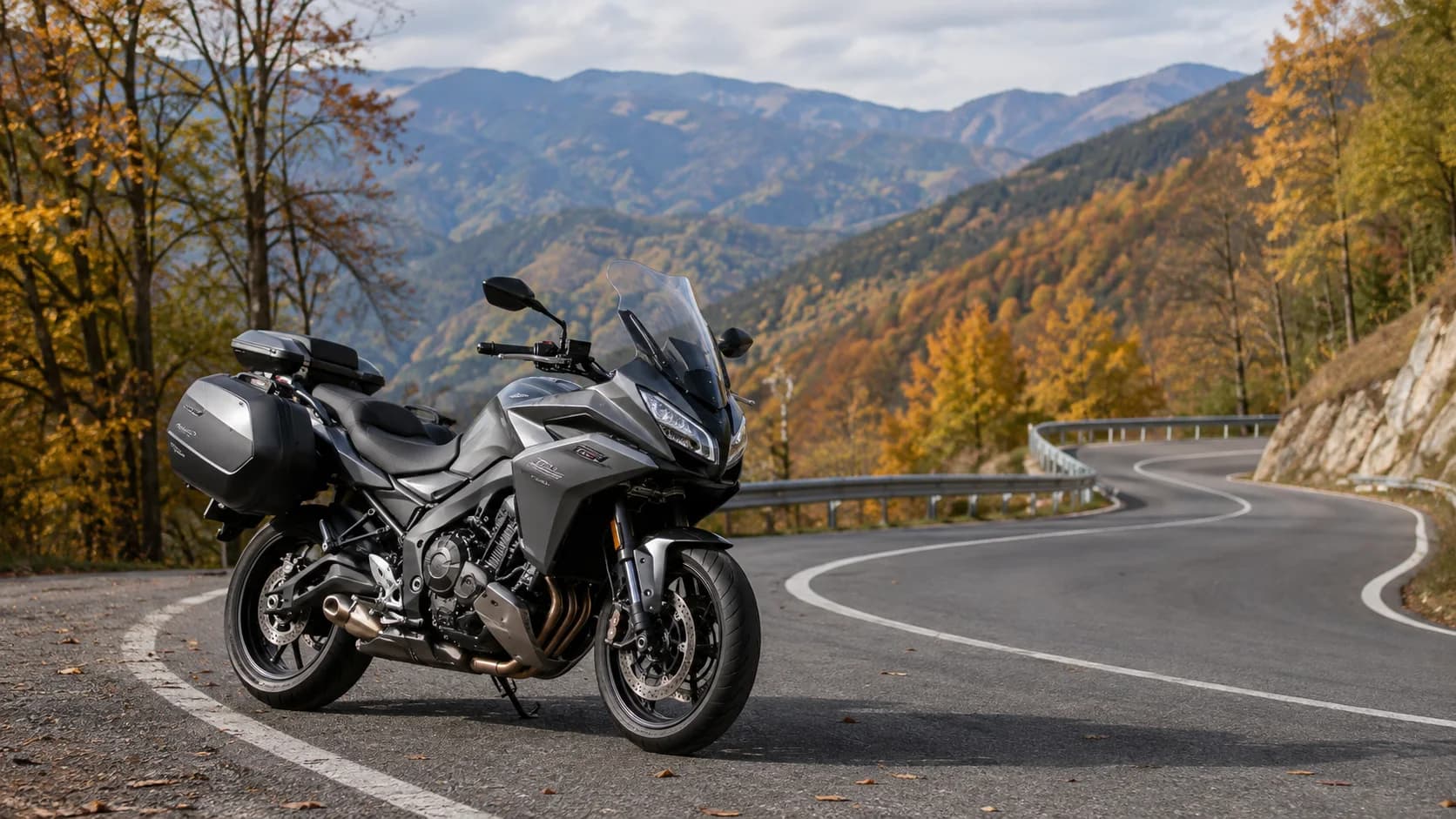 Motocicletă sport touring mare cu bagaje pe un drum asfaltat de munte