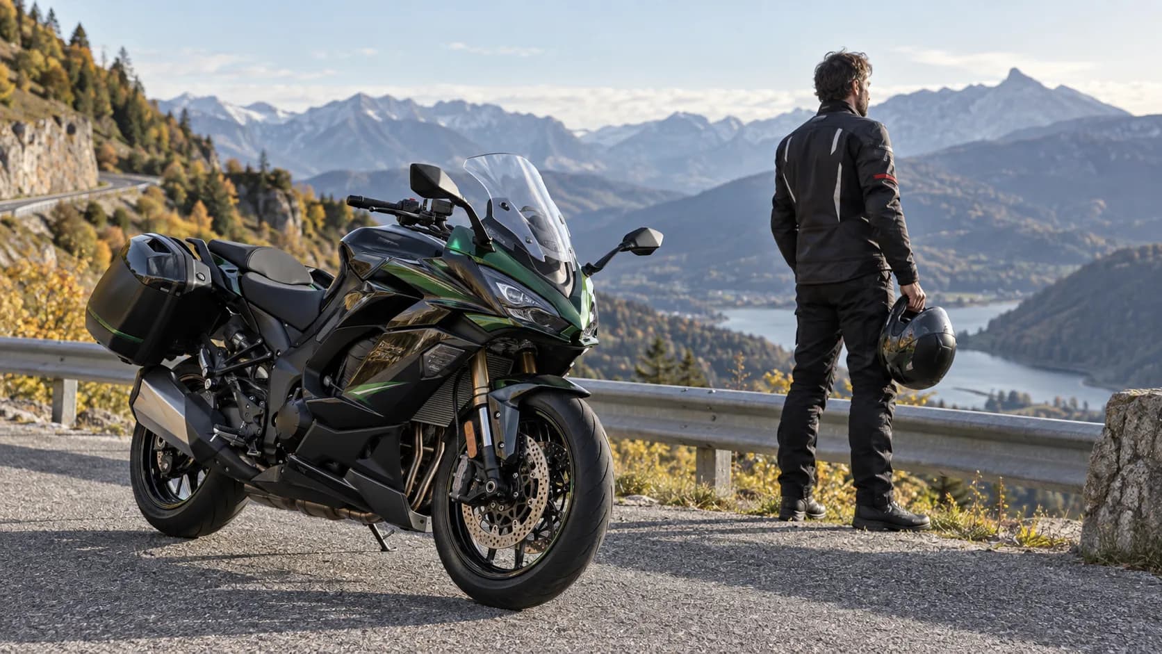 Motocicletă sport-touring oprită pe un drum montan european după un test de anduranță