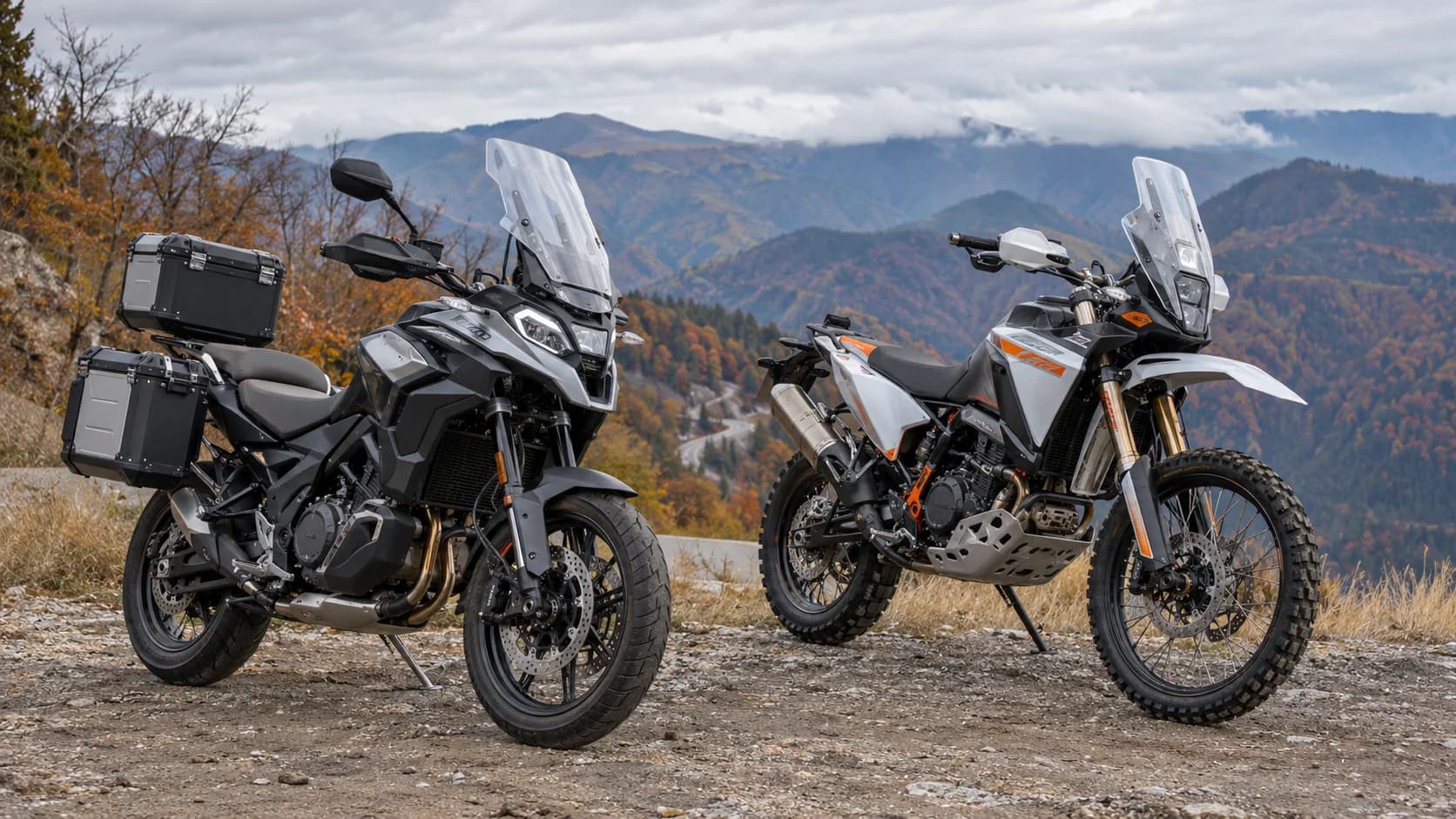 Două motociclete adventure de cilindree medie pe un drum montan de toamnă