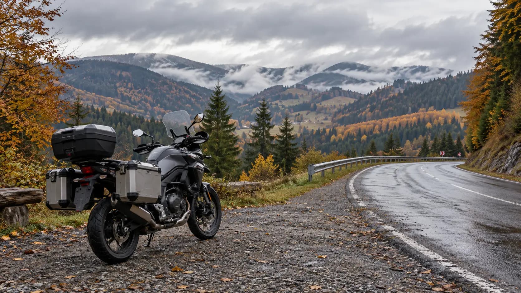 Motocicletă touring parcată într-un refugiu sigur pe un drum de munte umed toamna