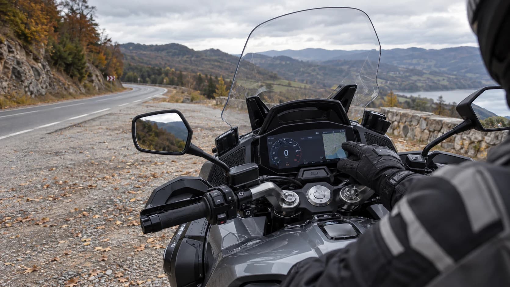 motocicletă touring modernă văzută din cockpit pe drum de toamnă