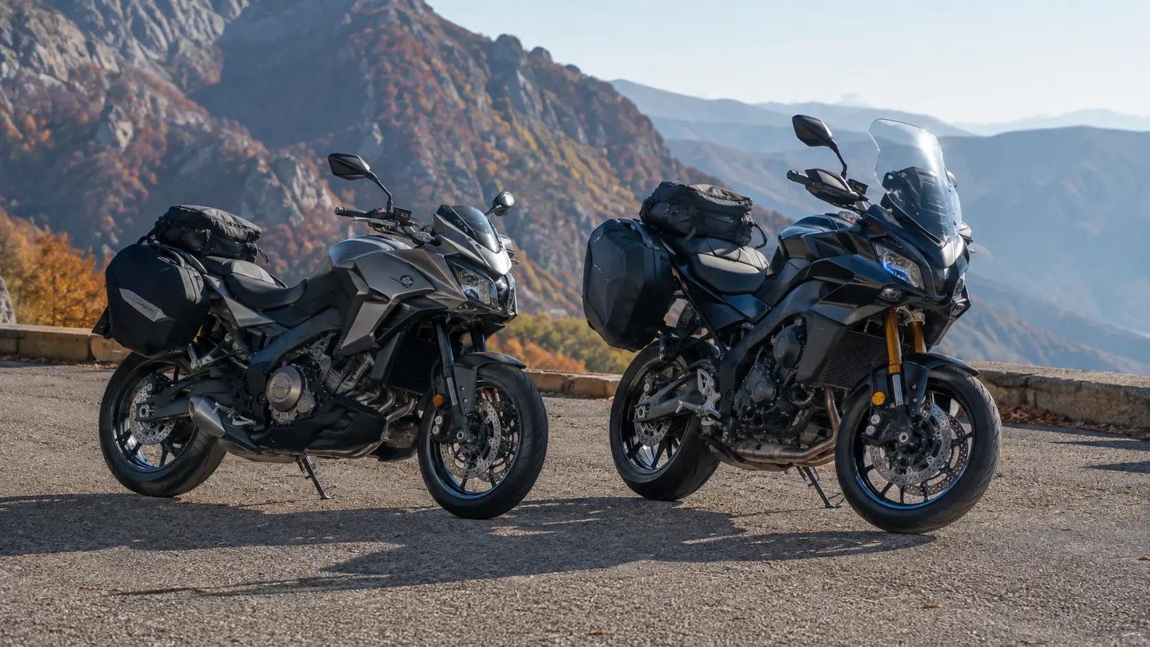 Două motociclete sport touring generice cu bagaje pe un drum de munte