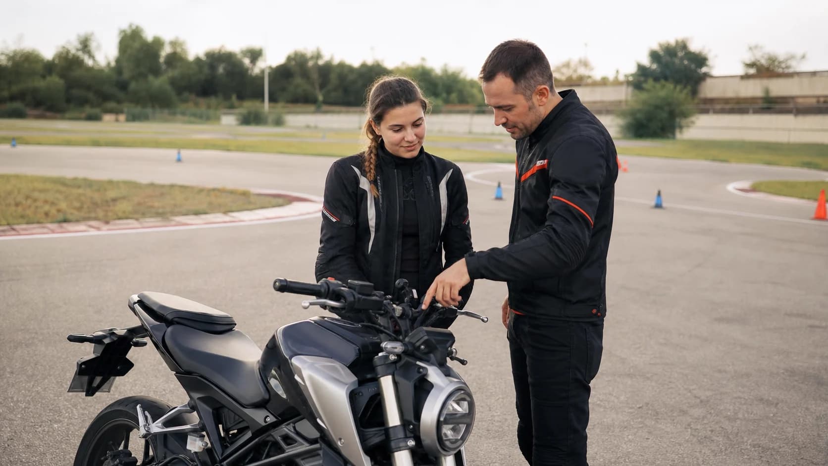 Imagine editorială despre cum evaluăm o motocicletă a2 fără obsesia accelerației