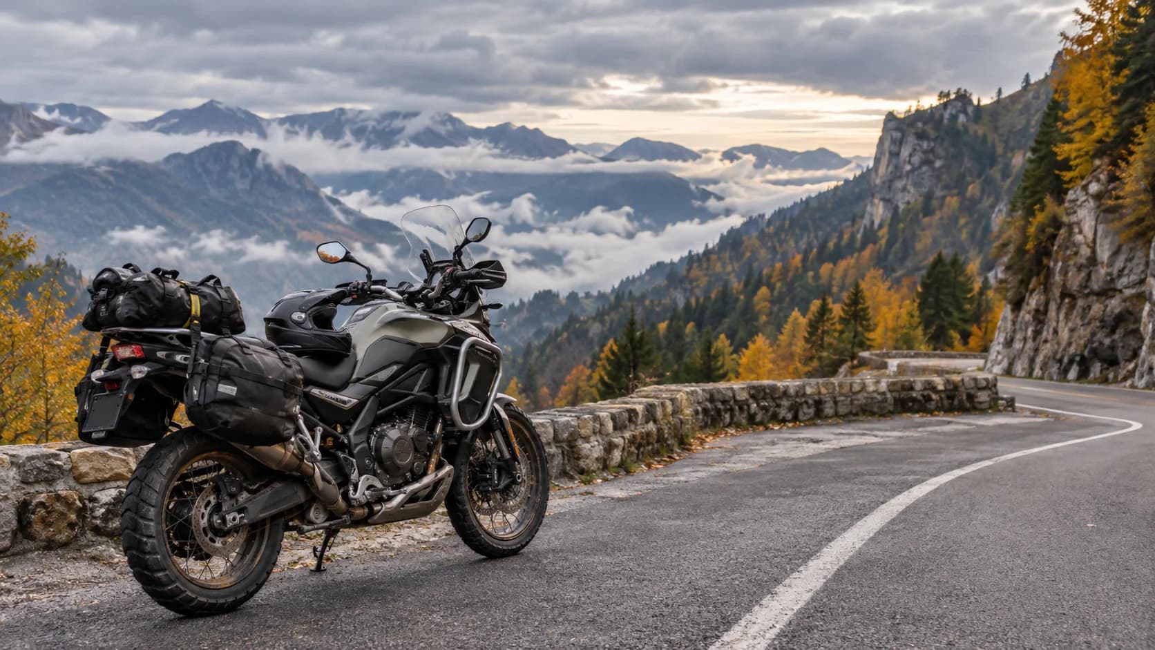Motocicletă adventure touring fără sigle pe un drum montan de toamnă
