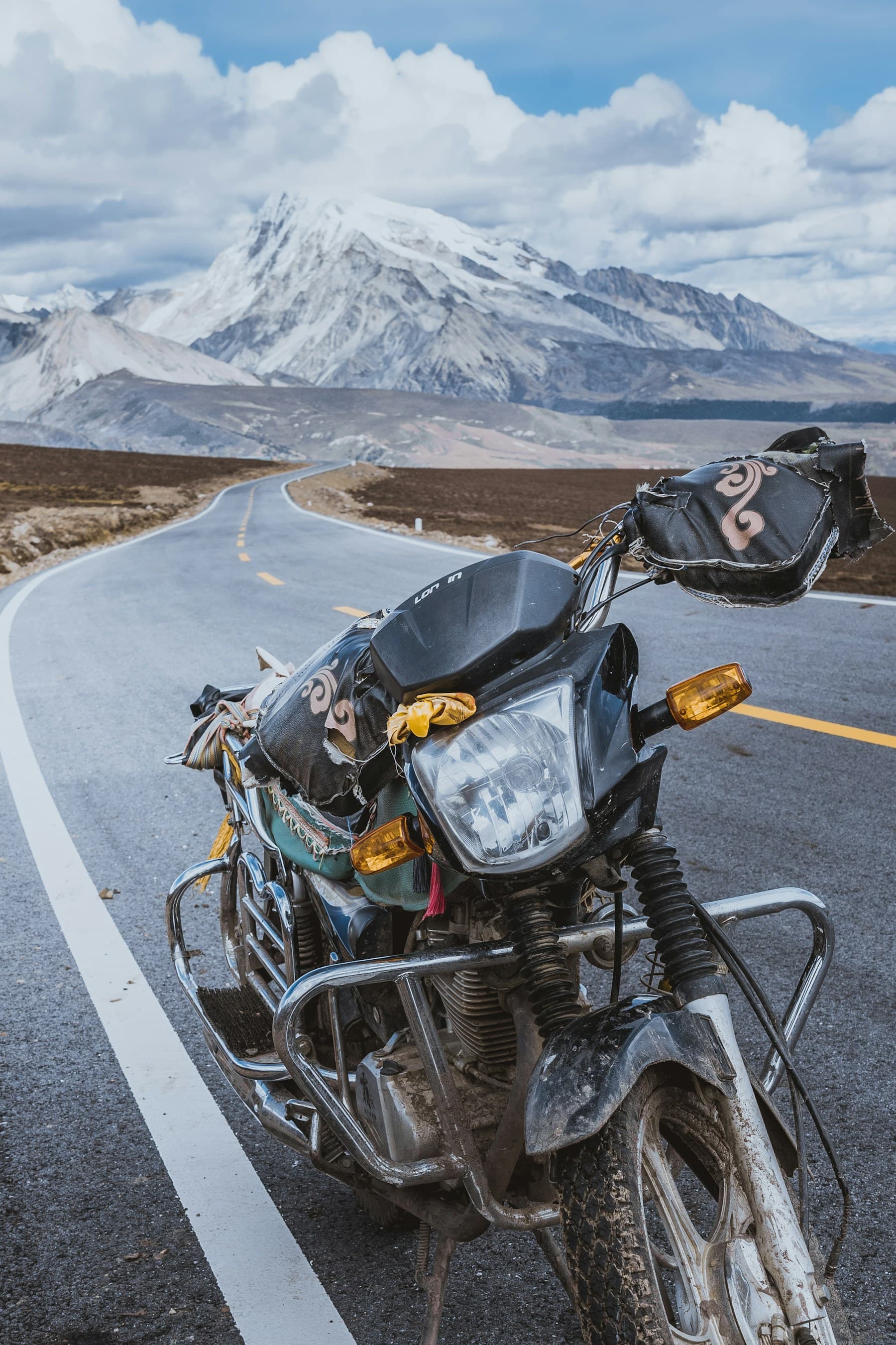 Motocicletă pe un drum înalt de munte