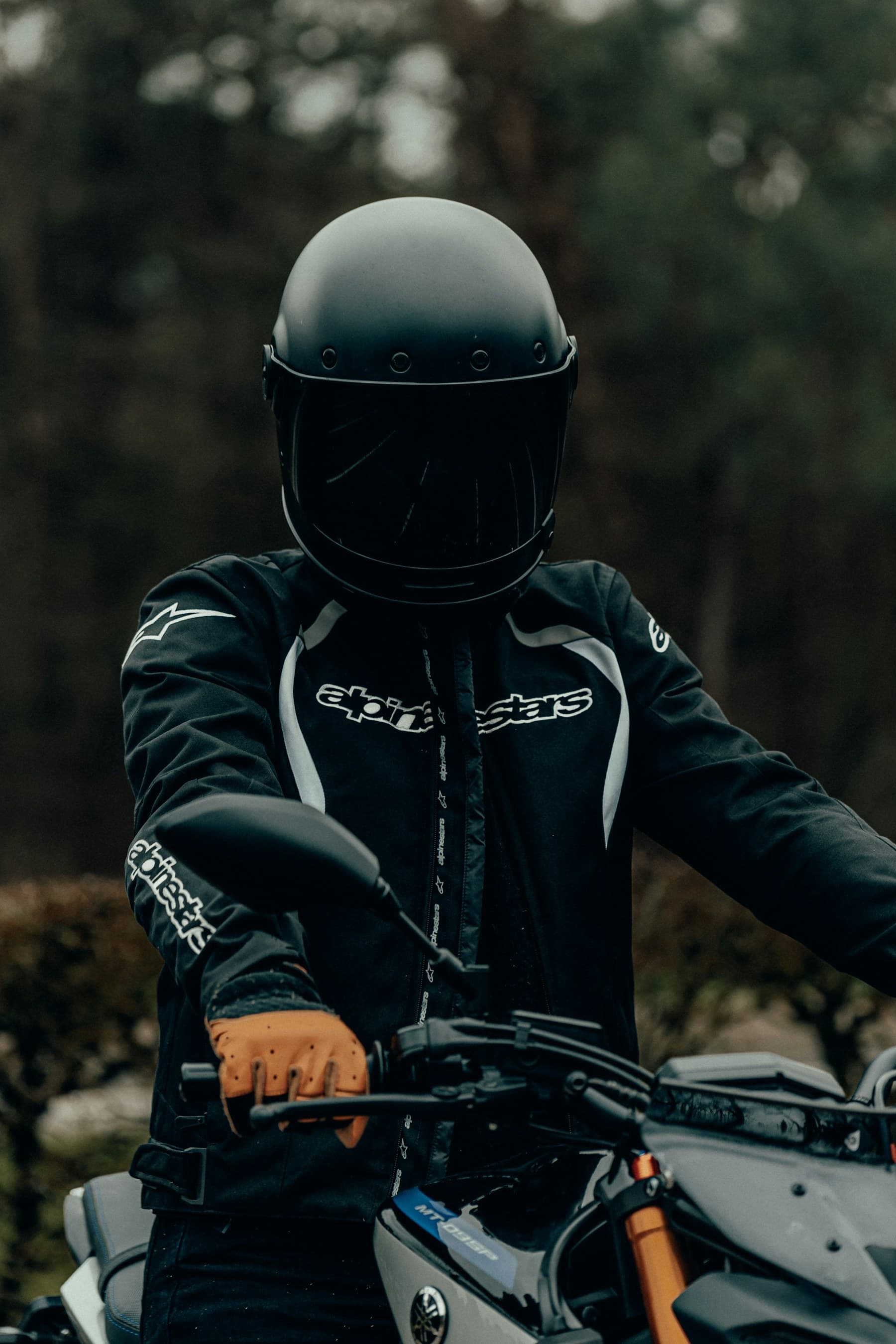 Imagine editorială despre supermoto: unde funcționează și ce compromisuri cere